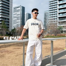 迪奥#DIOR 2026春夏新款首发专柜最新款短袖圆领T恤 高端订制 设计前卫时尚!品牌logo重工 迪奥#DIOR 2026春夏新款首发专柜最新款短袖圆领T恤 高端订制 设计前卫时尚!品牌logo重工