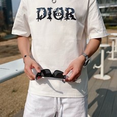 迪奥#DIOR 2026春夏新款首发专柜最新款短袖圆领T恤 高端订制 设计前卫时尚!品牌logo重工 迪奥#DIOR 2026春夏新款首发专柜最新款短袖圆领T恤 高端订制 设计前卫时尚!品牌logo重工