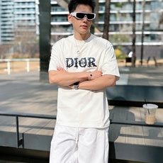迪奥#DIOR 2026春夏新款首发专柜最新款短袖圆领T恤 高端订制 设计前卫时尚!品牌logo重工 迪奥#DIOR 2026春夏新款首发专柜最新款短袖圆领T恤 高端订制 设计前卫时尚!品牌logo重工