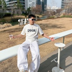 迪奥#DIOR 2026春夏新款首发专柜最新款短袖圆领T恤 高端订制 设计前卫时尚!品牌logo重工 迪奥#DIOR 2026春夏新款首发专柜最新款短袖圆领T恤 高端订制 设计前卫时尚!品牌logo重工