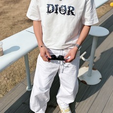 迪奥#DIOR 2026春夏新款首发专柜最新款短袖圆领T恤 高端订制 设计前卫时尚!品牌logo重工 迪奥#DIOR 2026春夏新款首发专柜最新款短袖圆领T恤 高端订制 设计前卫时尚!品牌logo重工