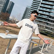 迪奥#DIOR 2026春夏新款首发专柜最新款短袖圆领T恤 高端订制 设计前卫时尚!品牌logo重工 迪奥#DIOR 2026春夏新款首发专柜最新款短袖圆领T恤 高端订制 设计前卫时尚!品牌logo重工