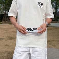 罗意威#LOEWE 2026春夏新款首发专柜最新款短袖圆领T恤 高端订制 设计前卫时尚!品牌logo 罗意威#LOEWE 2026春夏新款首发专柜最新款短袖圆领T恤 高端订制 设计前卫时尚!品牌logo