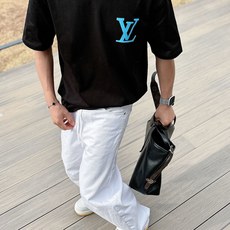 LV 2026春夏新款首发专柜最新款短袖圆领T恤 高端订制 设计前卫时尚!品牌logo重工艺设计 高 LV 2026春夏新款首发专柜最新款短袖圆领T恤 高端订制 设计前卫时尚!品牌logo重工艺设计 高
