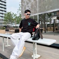 LV 2026春夏新款首发专柜最新款短袖圆领T恤 高端订制 设计前卫时尚!品牌logo重工艺设计 高 LV 2026春夏新款首发专柜最新款短袖圆领T恤 高端订制 设计前卫时尚!品牌logo重工艺设计 高