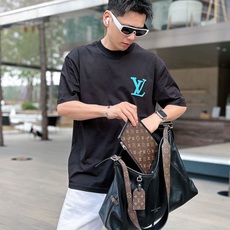 LV 2026春夏新款首发专柜最新款短袖圆领T恤 高端订制 设计前卫时尚!品牌logo重工艺设计 高 LV 2026春夏新款首发专柜最新款短袖圆领T恤 高端订制 设计前卫时尚!品牌logo重工艺设计 高
