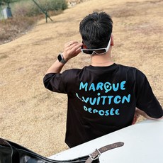 LV 2026春夏新款首发专柜最新款短袖圆领T恤 高端订制 设计前卫时尚!品牌logo重工艺设计 高 LV 2026春夏新款首发专柜最新款短袖圆领T恤 高端订制 设计前卫时尚!品牌logo重工艺设计 高