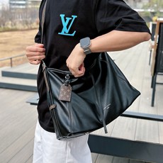 LV 2026春夏新款首发专柜最新款短袖圆领T恤 高端订制 设计前卫时尚!品牌logo重工艺设计 高 LV 2026春夏新款首发专柜最新款短袖圆领T恤 高端订制 设计前卫时尚!品牌logo重工艺设计 高
