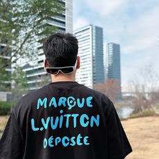 LV 2026春夏新款首发专柜最新款短袖圆领T恤 高端订制 设计前卫时尚!品牌logo重工艺设计 高 LV 2026春夏新款首发专柜最新款短袖圆领T恤 高端订制 设计前卫时尚!品牌logo重工艺设计 高