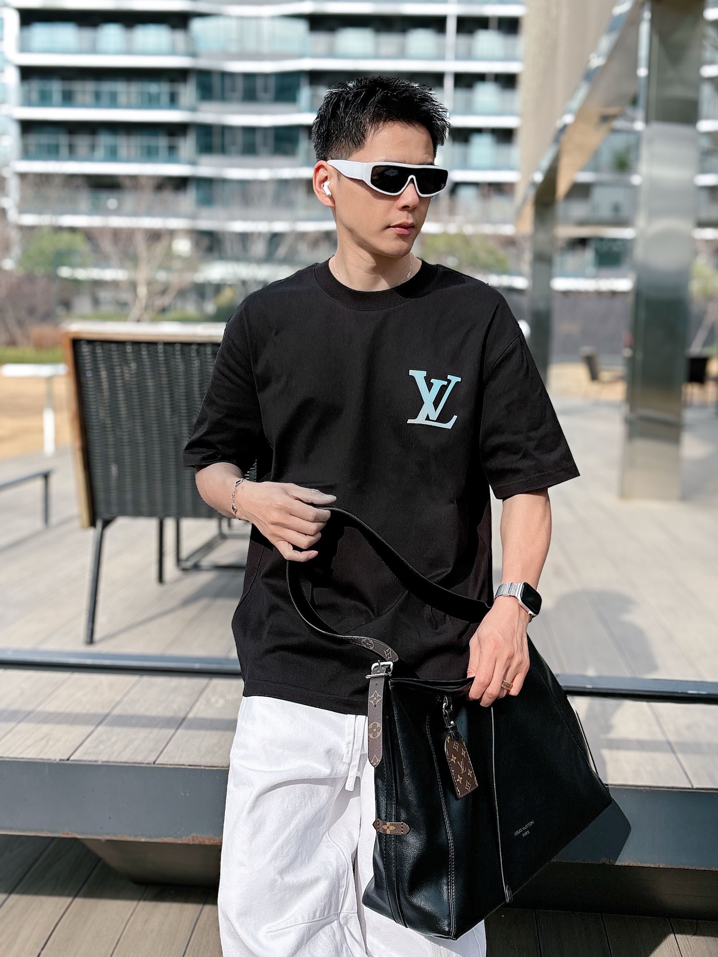 LV   2026春夏新款首发专柜最新款短袖圆领T恤 高端订制 设计前卫时尚！品牌logo重工艺设计 高