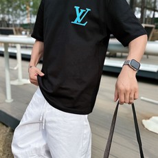 LV 2026春夏新款首发专柜最新款短袖圆领T恤 高端订制 设计前卫时尚!品牌logo重工艺设计 高 LV 2026春夏新款首发专柜最新款短袖圆领T恤 高端订制 设计前卫时尚!品牌logo重工艺设计 高