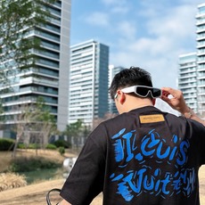 LV 2026春夏新款首发专柜最新款短袖圆领T恤 高端订制 设计前卫时尚!品牌logo重工艺设计 高 LV 2026春夏新款首发专柜最新款短袖圆领T恤 高端订制 设计前卫时尚!品牌logo重工艺设计 高