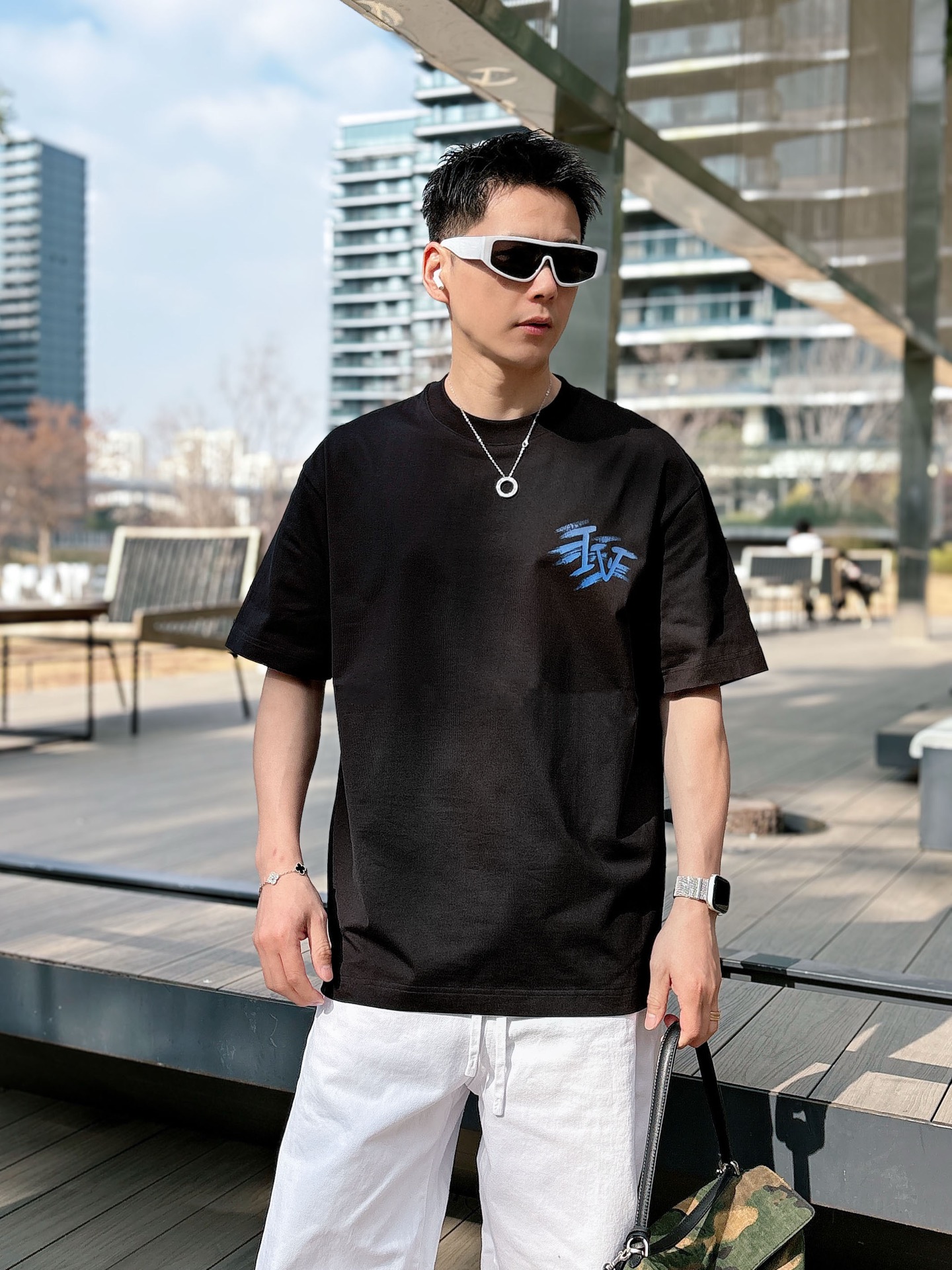LV   2026春夏新款首发专柜最新款短袖圆领T恤 高端订制 设计前卫时尚！品牌logo重工艺设计 高