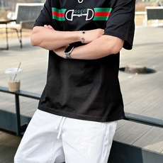 GUCCI 2026春夏新款首发专柜最新款短袖圆领T恤 高端订制 设计前卫时尚!品牌logo重工艺设 GUCCI 2026春夏新款首发专柜最新款短袖圆领T恤 高端订制 设计前卫时尚!品牌logo重工艺设