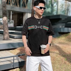 GUCCI 2026春夏新款首发专柜最新款短袖圆领T恤 高端订制 设计前卫时尚!品牌logo重工艺设 GUCCI 2026春夏新款首发专柜最新款短袖圆领T恤 高端订制 设计前卫时尚!品牌logo重工艺设