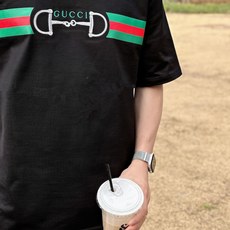 GUCCI 2026春夏新款首发专柜最新款短袖圆领T恤 高端订制 设计前卫时尚!品牌logo重工艺设 GUCCI 2026春夏新款首发专柜最新款短袖圆领T恤 高端订制 设计前卫时尚!品牌logo重工艺设