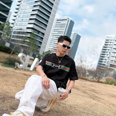 GUCCI 2026春夏新款首发专柜最新款短袖圆领T恤 高端订制 设计前卫时尚!品牌logo重工艺设 GUCCI 2026春夏新款首发专柜最新款短袖圆领T恤 高端订制 设计前卫时尚!品牌logo重工艺设