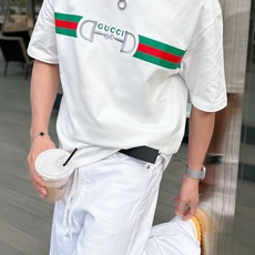 GUCCI 2026春夏新款首发专柜最新款短袖圆领T恤 高端订制 设计前卫时尚!品牌logo重工艺设 GUCCI 2026春夏新款首发专柜最新款短袖圆领T恤 高端订制 设计前卫时尚!品牌logo重工艺设