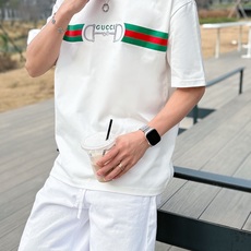 GUCCI 2026春夏新款首发专柜最新款短袖圆领T恤 高端订制 设计前卫时尚!品牌logo重工艺设 GUCCI 2026春夏新款首发专柜最新款短袖圆领T恤 高端订制 设计前卫时尚!品牌logo重工艺设