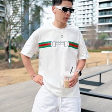 GUCCI 2026春夏新款首发专柜最新款短袖圆领T恤 高端订制 设计前卫时尚!品牌logo重工艺设 GUCCI 2026春夏新款首发专柜最新款短袖圆领T恤 高端订制 设计前卫时尚!品牌logo重工艺设