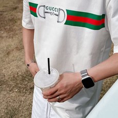 GUCCI 2026春夏新款首发专柜最新款短袖圆领T恤 高端订制 设计前卫时尚!品牌logo重工艺设 GUCCI 2026春夏新款首发专柜最新款短袖圆领T恤 高端订制 设计前卫时尚!品牌logo重工艺设