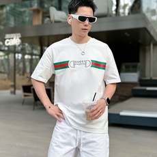 GUCCI 2026春夏新款首发专柜最新款短袖圆领T恤 高端订制 设计前卫时尚!品牌logo重工艺设 GUCCI 2026春夏新款首发专柜最新款短袖圆领T恤 高端订制 设计前卫时尚!品牌logo重工艺设