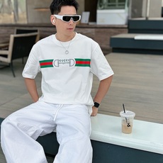 GUCCI 2026春夏新款首发专柜最新款短袖圆领T恤 高端订制 设计前卫时尚!品牌logo重工艺设 GUCCI 2026春夏新款首发专柜最新款短袖圆领T恤 高端订制 设计前卫时尚!品牌logo重工艺设