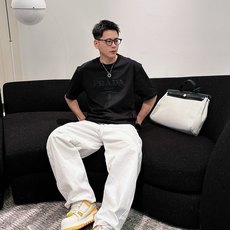 普拉达#PRADA 2026春夏新款首发专柜最新款短袖圆领T恤 高端订制 设计前卫时尚!品牌logo 普拉达#PRADA 2026春夏新款首发专柜最新款短袖圆领T恤 高端订制 设计前卫时尚!品牌logo