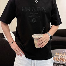 普拉达#PRADA 2026春夏新款首发专柜最新款短袖圆领T恤 高端订制 设计前卫时尚!品牌logo 普拉达#PRADA 2026春夏新款首发专柜最新款短袖圆领T恤 高端订制 设计前卫时尚!品牌logo