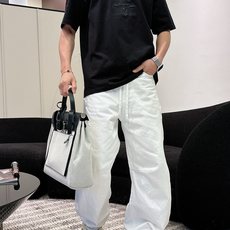 普拉达#PRADA 2026春夏新款首发专柜最新款短袖圆领T恤 高端订制 设计前卫时尚!品牌logo 普拉达#PRADA 2026春夏新款首发专柜最新款短袖圆领T恤 高端订制 设计前卫时尚!品牌logo