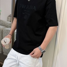 普拉达#PRADA 2026春夏新款首发专柜最新款短袖圆领T恤 高端订制 设计前卫时尚!品牌logo 普拉达#PRADA 2026春夏新款首发专柜最新款短袖圆领T恤 高端订制 设计前卫时尚!品牌logo