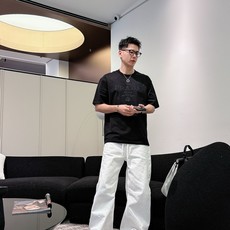 普拉达#PRADA 2026春夏新款首发专柜最新款短袖圆领T恤 高端订制 设计前卫时尚!品牌logo 普拉达#PRADA 2026春夏新款首发专柜最新款短袖圆领T恤 高端订制 设计前卫时尚!品牌logo