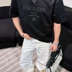普拉达#PRADA 2026春夏新款首发专柜最新款短袖圆领T恤 高端订制 设计前卫时尚!品牌logo 普拉达#PRADA 2026春夏新款首发专柜最新款短袖圆领T恤 高端订制 设计前卫时尚!品牌logo
