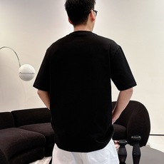 普拉达#PRADA 2026春夏新款首发专柜最新款短袖圆领T恤 高端订制 设计前卫时尚!品牌logo 普拉达#PRADA 2026春夏新款首发专柜最新款短袖圆领T恤 高端订制 设计前卫时尚!品牌logo