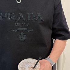 普拉达#PRADA 2026春夏新款首发专柜最新款短袖圆领T恤 高端订制 设计前卫时尚!品牌logo 普拉达#PRADA 2026春夏新款首发专柜最新款短袖圆领T恤 高端订制 设计前卫时尚!品牌logo
