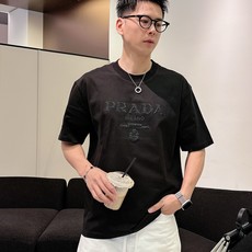 普拉达#PRADA 2026春夏新款首发专柜最新款短袖圆领T恤 高端订制 设计前卫时尚!品牌logo 普拉达#PRADA 2026春夏新款首发专柜最新款短袖圆领T恤 高端订制 设计前卫时尚!品牌logo
