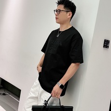 普拉达#PRADA 2026春夏新款首发专柜最新款短袖圆领T恤 高端订制 设计前卫时尚!品牌logo 普拉达#PRADA 2026春夏新款首发专柜最新款短袖圆领T恤 高端订制 设计前卫时尚!品牌logo