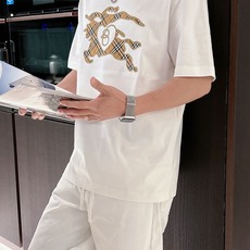 巴宝莉#BURBERRY 2026春夏新款首发专柜最新款短袖圆领T恤 高端订制 设计前卫时尚!品牌l 巴宝莉#BURBERRY 2026春夏新款首发专柜最新款短袖圆领T恤 高端订制 设计前卫时尚!品牌l