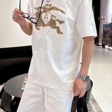 巴宝莉#BURBERRY 2026春夏新款首发专柜最新款短袖圆领T恤 高端订制 设计前卫时尚!品牌l 巴宝莉#BURBERRY 2026春夏新款首发专柜最新款短袖圆领T恤 高端订制 设计前卫时尚!品牌l