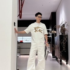 巴宝莉#BURBERRY 2026春夏新款首发专柜最新款短袖圆领T恤 高端订制 设计前卫时尚!品牌l 巴宝莉#BURBERRY 2026春夏新款首发专柜最新款短袖圆领T恤 高端订制 设计前卫时尚!品牌l