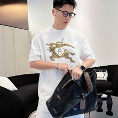 巴宝莉#BURBERRY 2026春夏新款首发专柜最新款短袖圆领T恤 高端订制 设计前卫时尚!品牌l 巴宝莉#BURBERRY 2026春夏新款首发专柜最新款短袖圆领T恤 高端订制 设计前卫时尚!品牌l