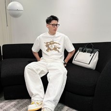 巴宝莉#BURBERRY 2026春夏新款首发专柜最新款短袖圆领T恤 高端订制 设计前卫时尚!品牌l 巴宝莉#BURBERRY 2026春夏新款首发专柜最新款短袖圆领T恤 高端订制 设计前卫时尚!品牌l