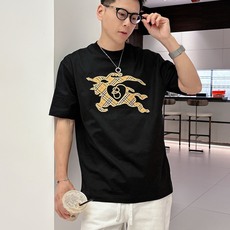 巴宝莉#BURBERRY 2026春夏新款首发专柜最新款短袖圆领T恤 高端订制 设计前卫时尚!品牌l 巴宝莉#BURBERRY 2026春夏新款首发专柜最新款短袖圆领T恤 高端订制 设计前卫时尚!品牌l
