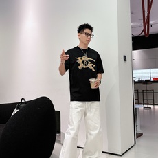 巴宝莉#BURBERRY 2026春夏新款首发专柜最新款短袖圆领T恤 高端订制 设计前卫时尚!品牌l 巴宝莉#BURBERRY 2026春夏新款首发专柜最新款短袖圆领T恤 高端订制 设计前卫时尚!品牌l