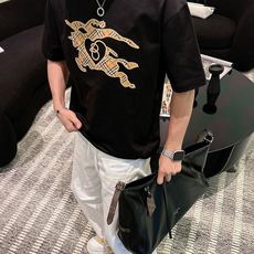 巴宝莉#BURBERRY 2026春夏新款首发专柜最新款短袖圆领T恤 高端订制 设计前卫时尚!品牌l 巴宝莉#BURBERRY 2026春夏新款首发专柜最新款短袖圆领T恤 高端订制 设计前卫时尚!品牌l