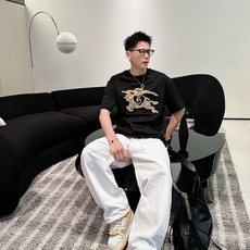 巴宝莉#BURBERRY 2026春夏新款首发专柜最新款短袖圆领T恤 高端订制 设计前卫时尚!品牌l 巴宝莉#BURBERRY 2026春夏新款首发专柜最新款短袖圆领T恤 高端订制 设计前卫时尚!品牌l