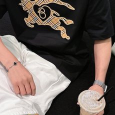 巴宝莉#BURBERRY 2026春夏新款首发专柜最新款短袖圆领T恤 高端订制 设计前卫时尚!品牌l 巴宝莉#BURBERRY 2026春夏新款首发专柜最新款短袖圆领T恤 高端订制 设计前卫时尚!品牌l