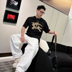 巴宝莉#BURBERRY 2026春夏新款首发专柜最新款短袖圆领T恤 高端订制 设计前卫时尚!品牌l 巴宝莉#BURBERRY 2026春夏新款首发专柜最新款短袖圆领T恤 高端订制 设计前卫时尚!品牌l