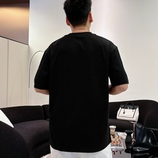 普拉达#PRADA 2026春夏新款首发专柜最新款短袖圆领T恤 高端订制 设计前卫时尚!品牌logo 普拉达#PRADA 2026春夏新款首发专柜最新款短袖圆领T恤 高端订制 设计前卫时尚!品牌logo