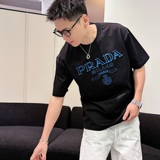 普拉达#PRADA 2026春夏新款首发专柜最新款短袖圆领T恤 高端订制 设计前卫时尚!品牌logo 普拉达#PRADA 2026春夏新款首发专柜最新款短袖圆领T恤 高端订制 设计前卫时尚!品牌logo